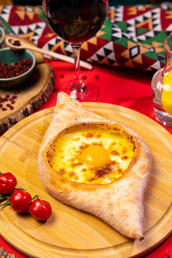 Adjaruli — Хачапури-лодочка с яйцом и маслом